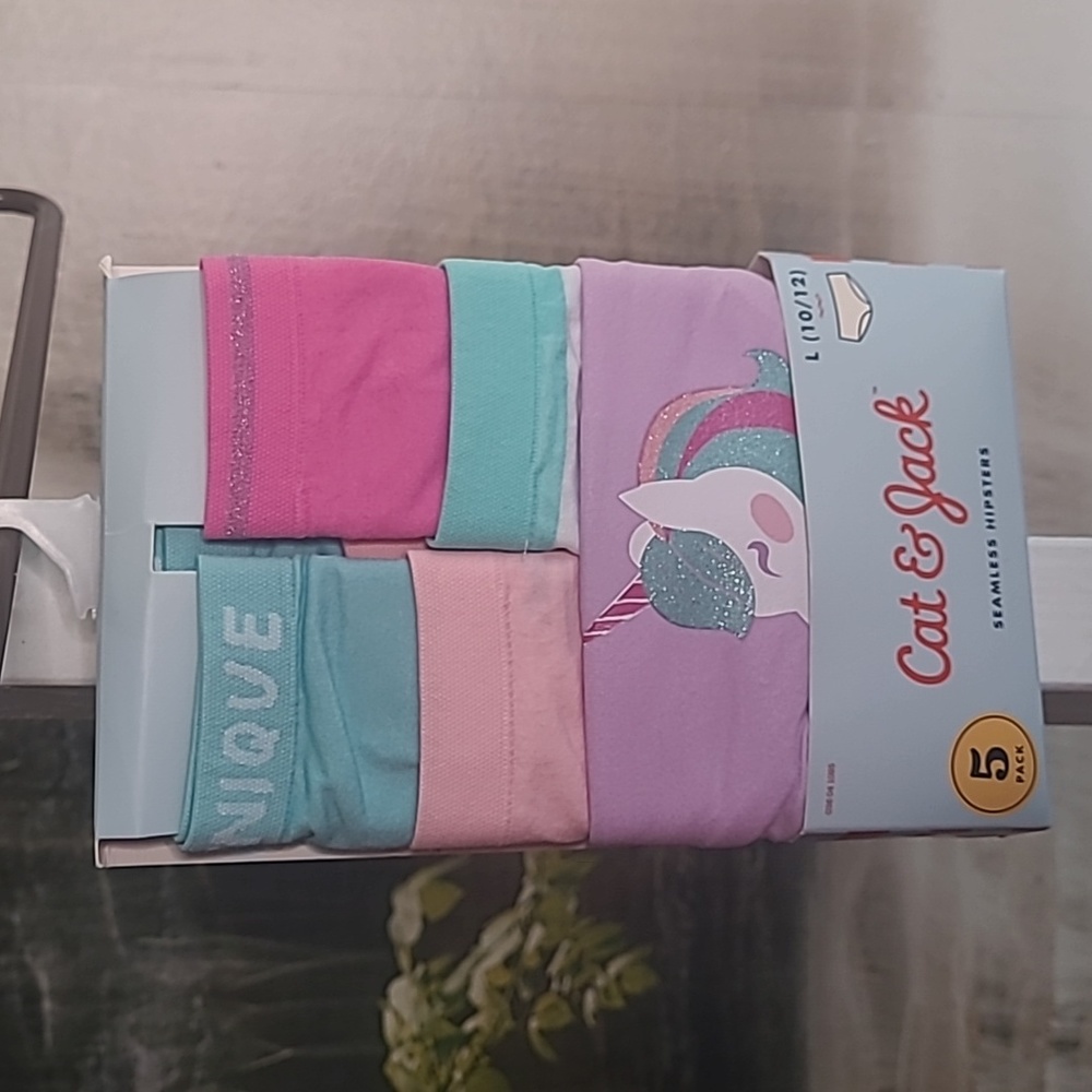 New with tags! Cat & Jack Girls Large Hipster seamless pack of 5 underwear